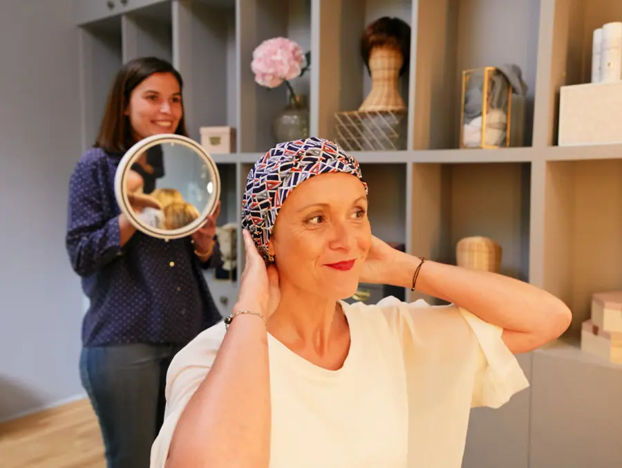 Sicilia, 60 parrucche donate a malate di cancro in tre mesi: l'iniziativa di Assoacconciatori