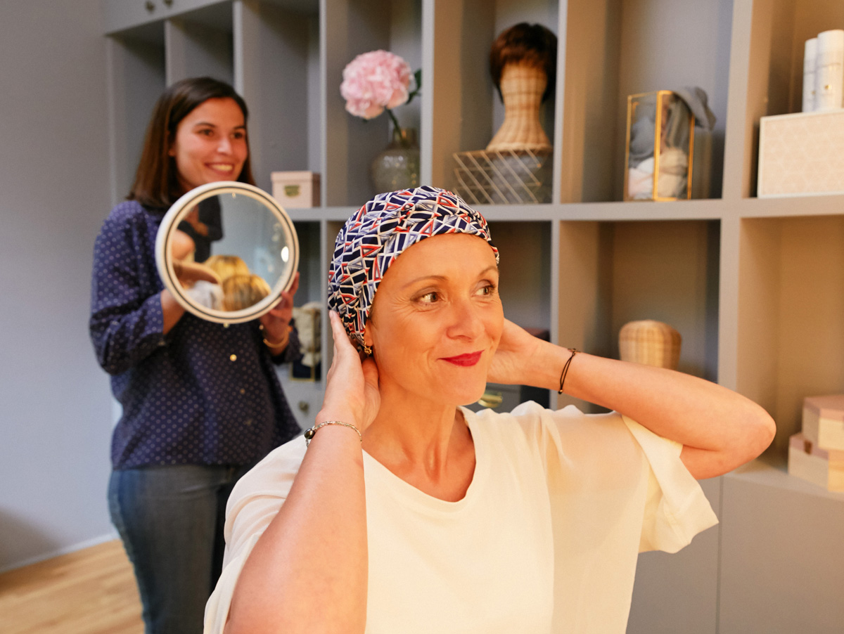 Sicilia, 60 parrucche donate a malate di cancro in tre mesi: l'iniziativa di Assoacconciatori