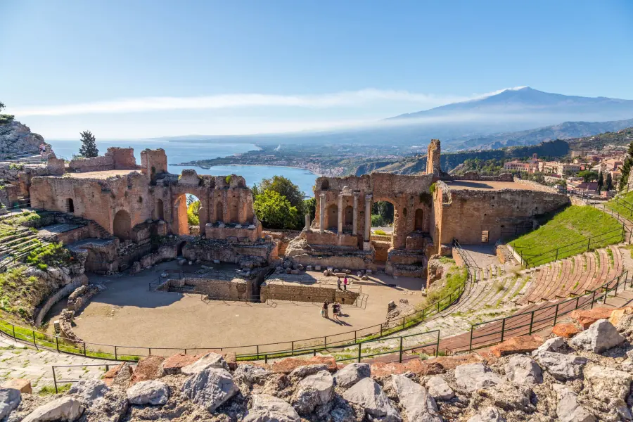 Sicilia da scoprire: visita Taormina, tra le rovine del Teatro Antico e l'Isola Bella