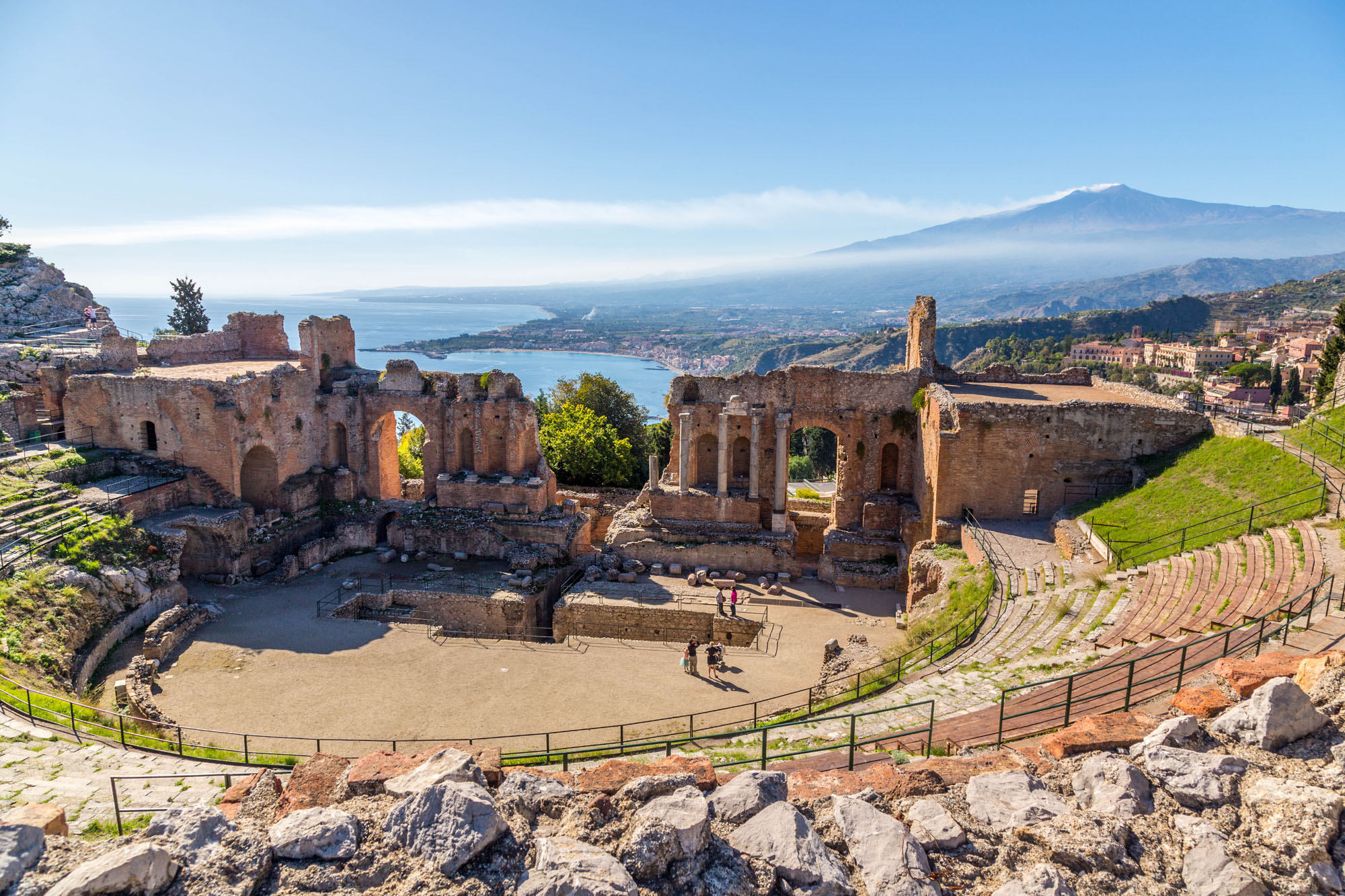Sicilia da scoprire: visita Taormina, tra le rovine del Teatro Antico e l'Isola Bella